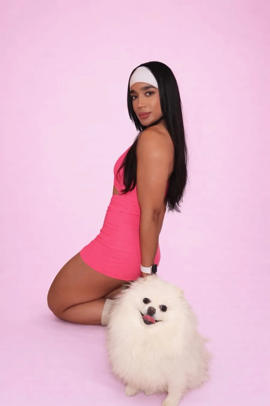 Dinnsy Jiménez con su perrito pomerania